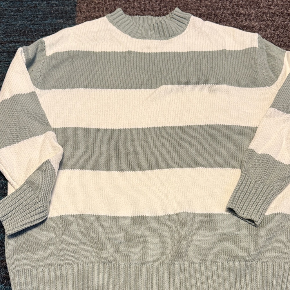 Jessica Simpson Crewneck Sweater in Gray and White Stripes